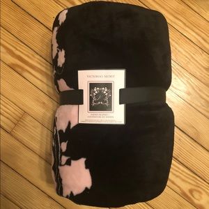 Victoria’s Secret Holiday 2020 Throw Blanket